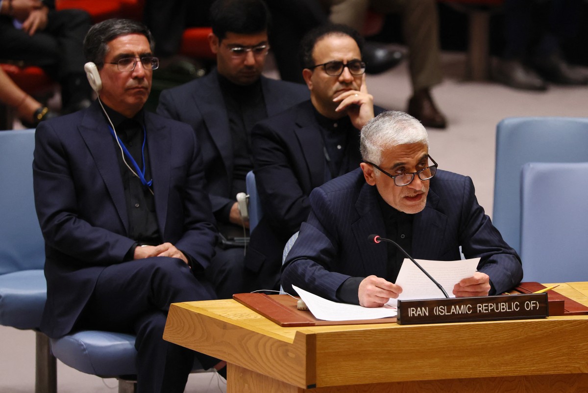 مندوب إيران بالأمم المتحدة سعيد إيرفاني يتحدث خلال اجتماع لمجلس الأمن الدولي حول الوضع في الشرق الأوسط، عُقد في مقر الأمم المتحدة بمدينة نيويورك في 11 آذار/مارس 2026 (أ ف ب)