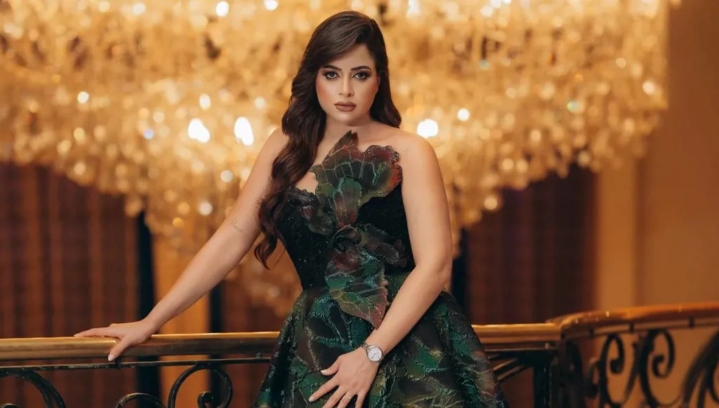 منى فاروق تعلن خطوبتها بعد ساعات من انفصالها عن خطيبها الأول