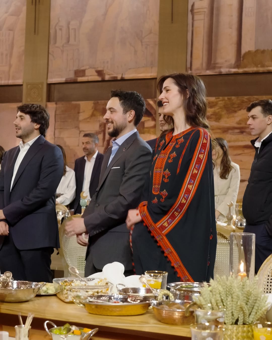 الاميرة رجوة بعباية نجدية خلال إفطار في الأردن (انستغرام)