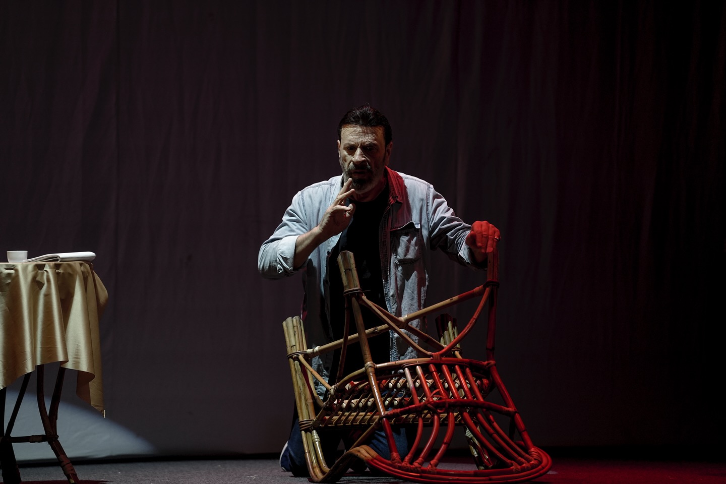 من العرض السوري 'وجوه'.