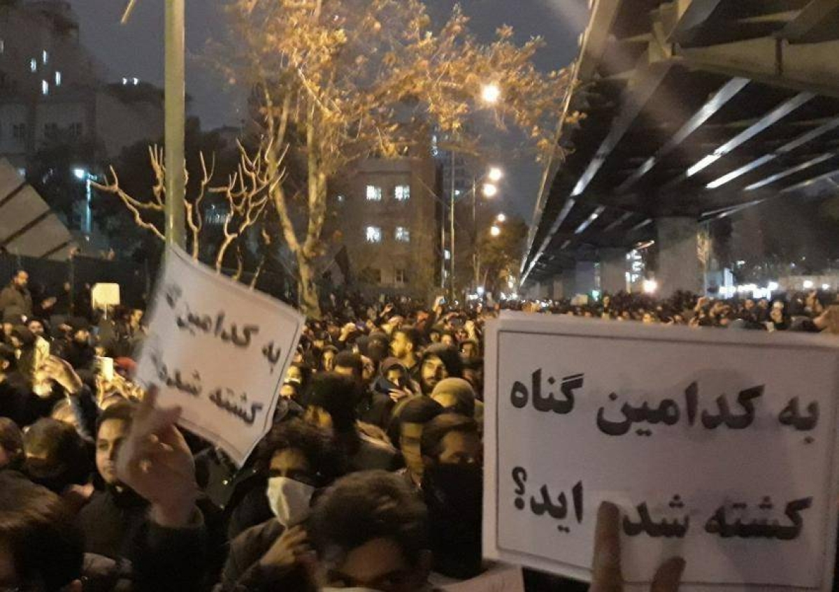 من الاحتجاجات الإيرانية على ارتفاع أسعار الوقود قبل اتساع رقعة الاحتجاج وقمعها (أ ف ب)