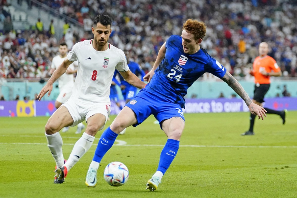 من المواجهة بين المنتخبين في النسخة السابقة. (وكالات)