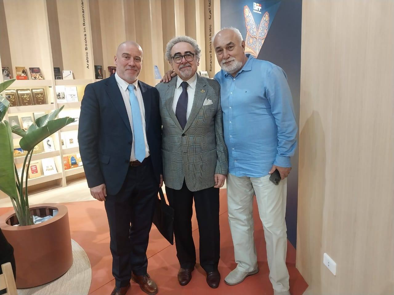 رئيس اتحاد الكتاب المصري يتوسط نظيره الروماني ووزير الثقافة الروماني. (النهار)