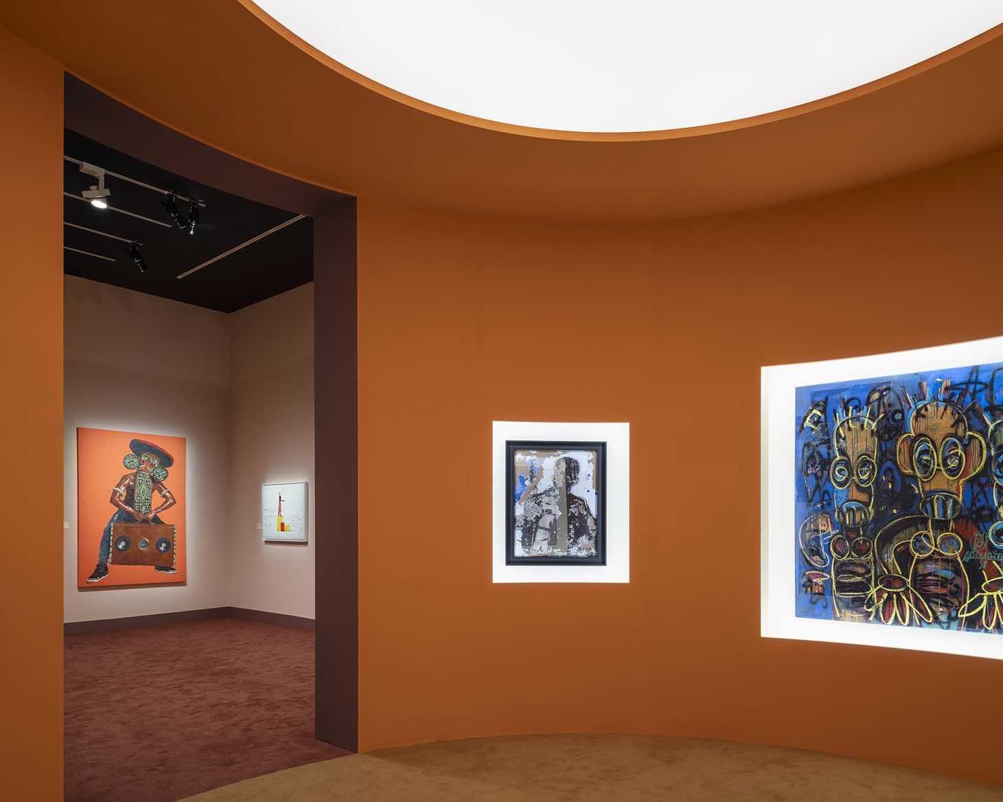 من قاعات المعرض.