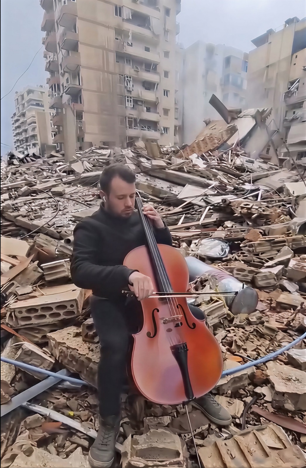 من قلب الركام، عزف الشاب اللبناني مهدي  الساحلي على التشيللو