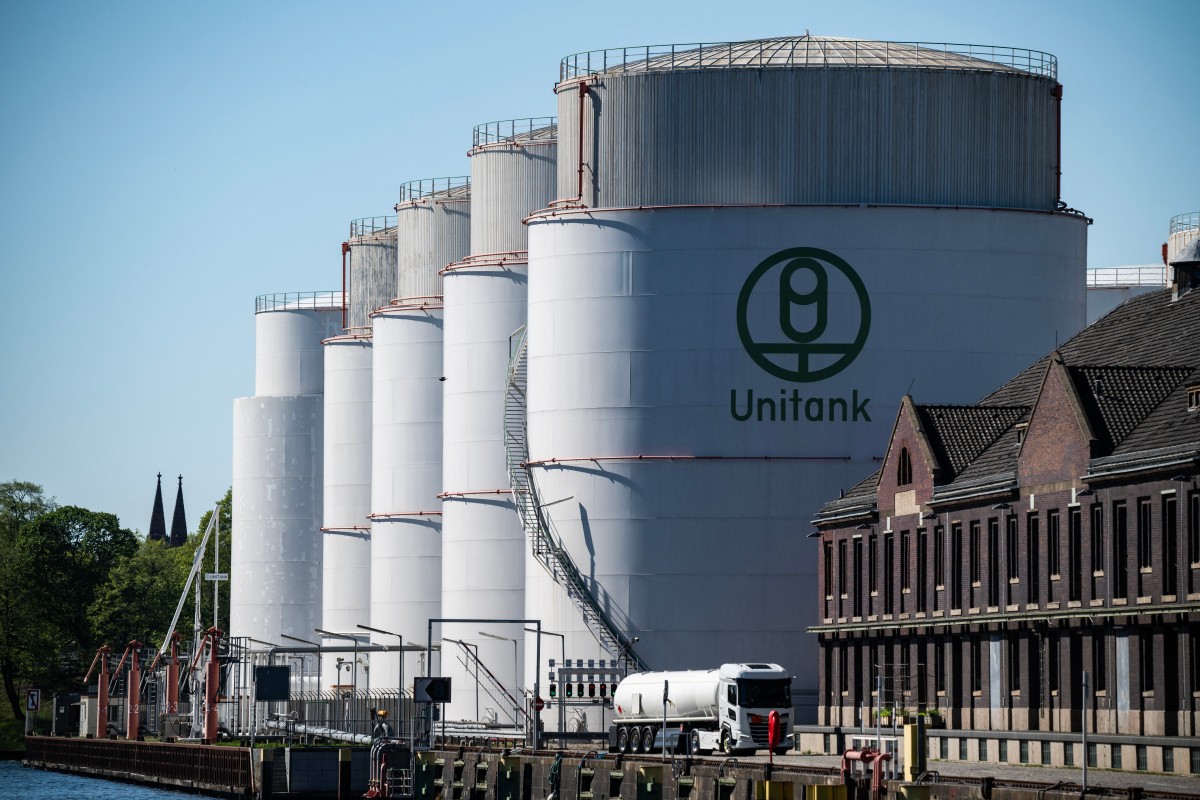 منشأة تخزين للمنتجات النفطية تابعة لشركة الخدمات اللوجيستية النفطية يونيتانك في مركز الشحن بيهالا في برلين (أ ف ب)