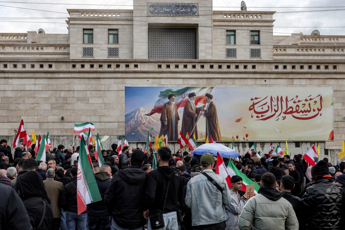 مناصرون لحزب الله أمام السفارة الإيرانية في بيروت في 26 آذار/مارس 2026 احتجاجاً على قرار طرد السفير الإيراني (أ ف ب)