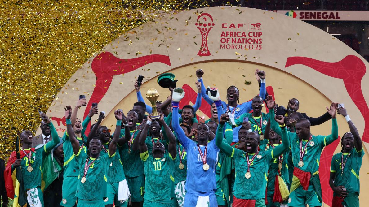 منتخب السنغال متوجا بلقب كأس افريقيا للمرة الثانية في تاريخه. (وكالات)