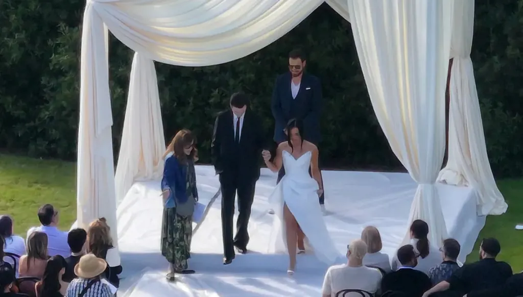 ديمي لوفاتو تدخل القفص الذهبي مع جوردان لوتس (فيديو)