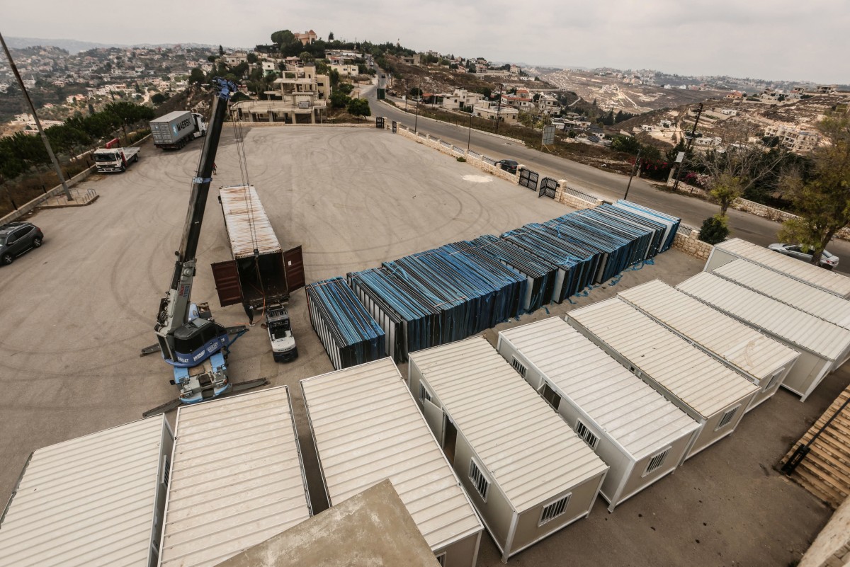 منازل جاهزة الصنع لإعادة إسكان السكان العائدين إلى منازلهم التي دمرها الجيش الإسرائيلي في قرية زوطر الغربية (أ ف ب)