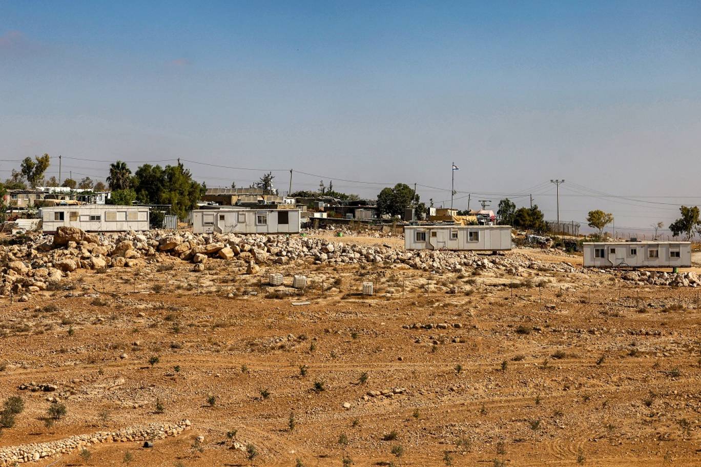 منازل متنقلة حديثة الإنشاء أقامها مستوطنون إسرائيليون بالضفة الغربية (أ ف ب)