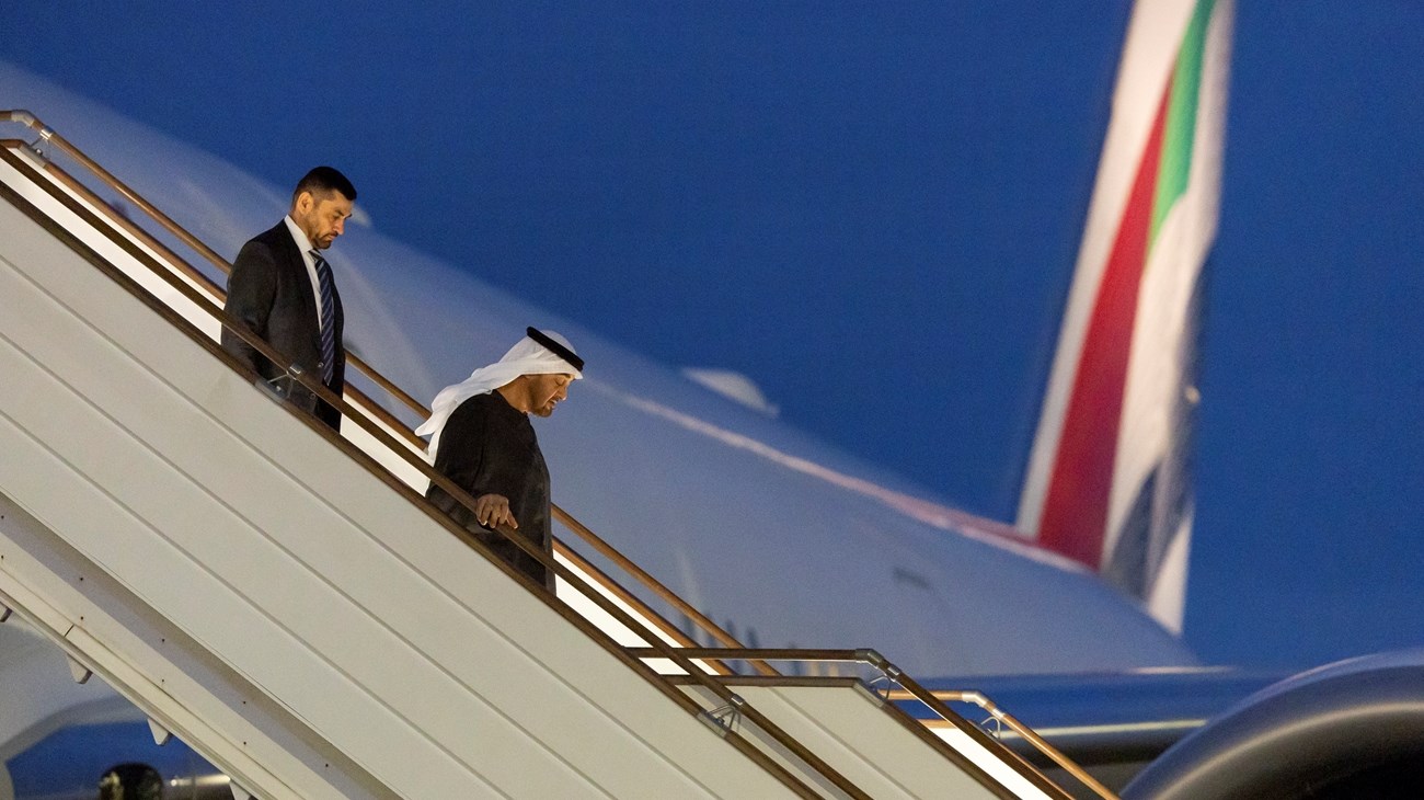 الشيخ محمد بن زايد ينزل من الطائرة (وكالات)