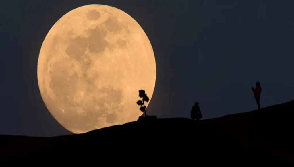 العالم يشهد خسوفاً كلياً للقمر