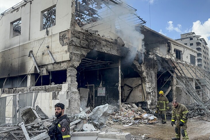 مقر أمن الدولة في مدينة النبطية بعد استهدافه بغارة إسرائيلية (أسوشيتد برس)