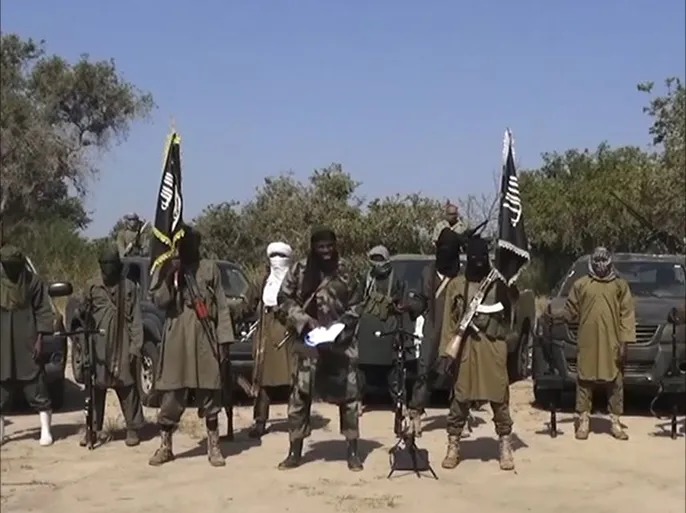 مقاتلون من جماعة بوكو حرام مع زعيمها أبو بكر شيكاو في نيجيريا (أ ف ب)