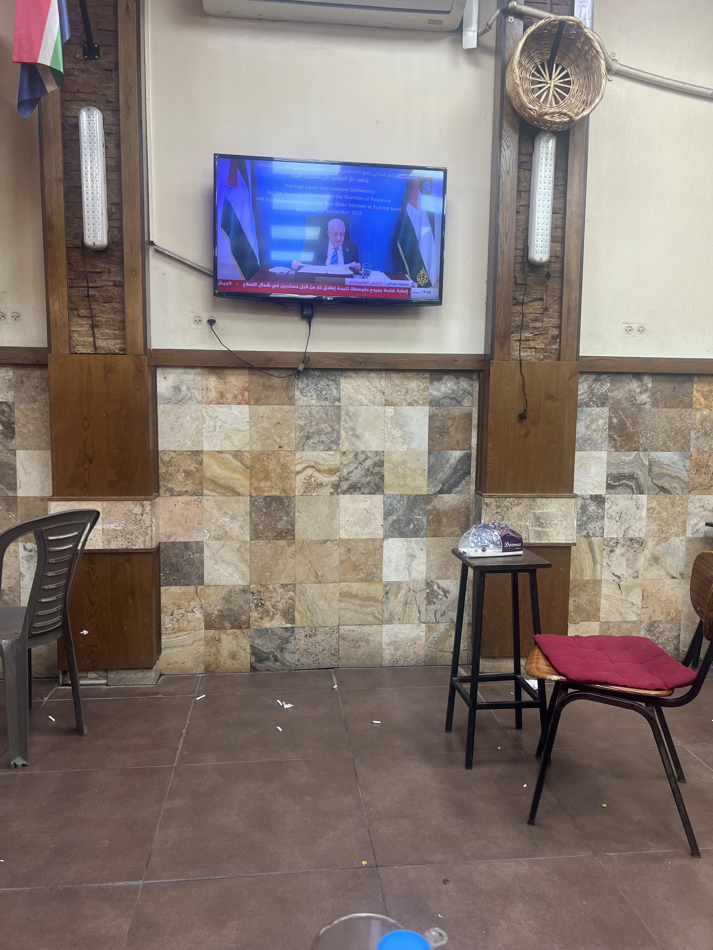 تلفزيون في أحد مقاهي رام الله يعرض كلمة محمود عباس أمام الأمم المتحدة. (النهار)