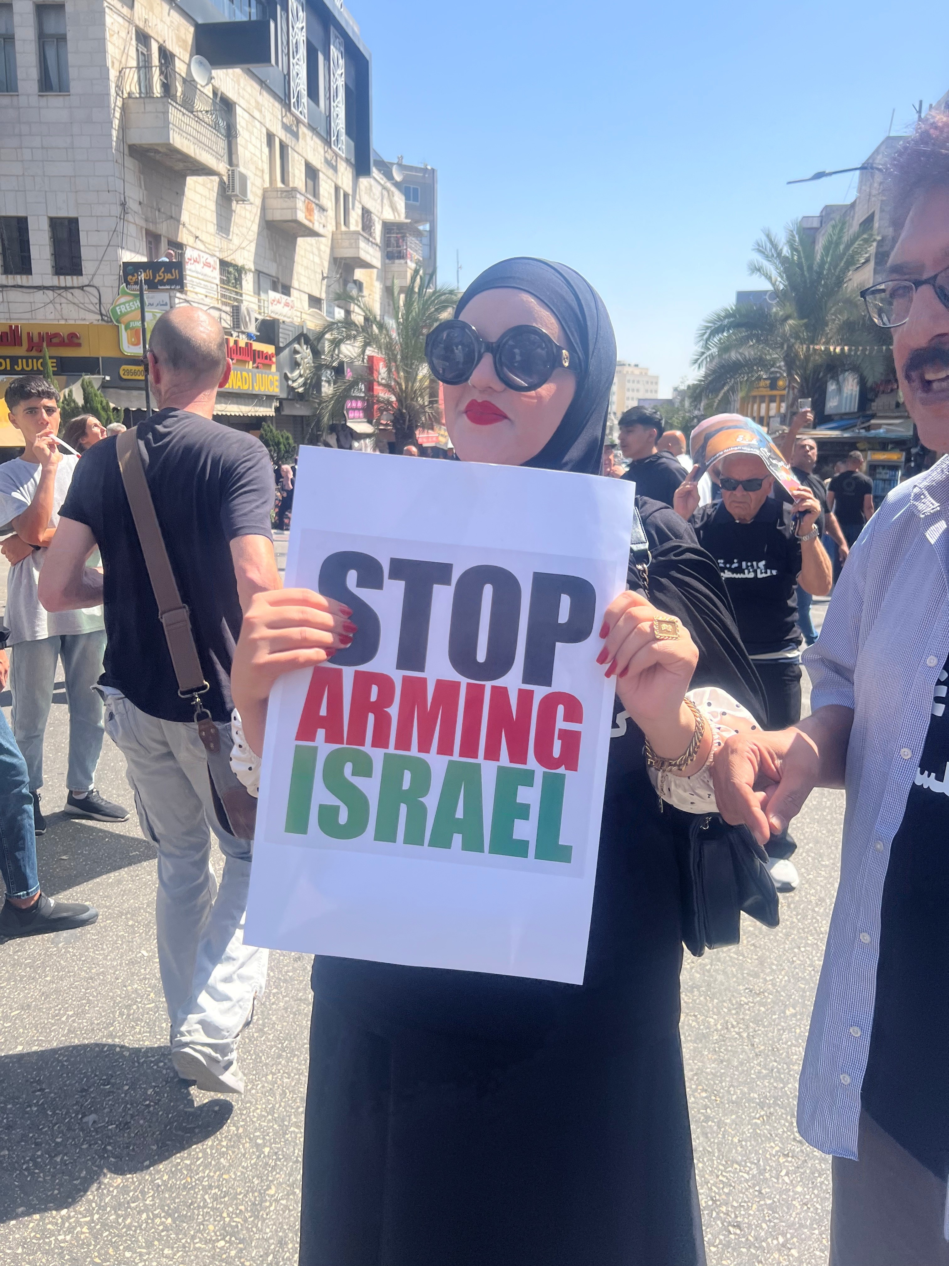 فلسطينية تشارك في وقفة احتجاجية في رام الله. (النهار)