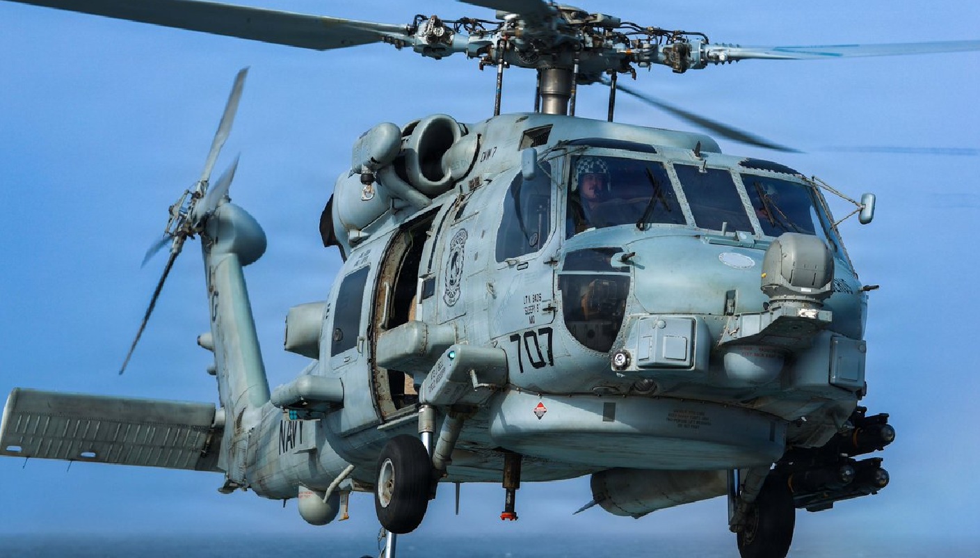 مروحية من طراز MH-60 تابعة للبحرية الأميركية وهي تحلق فوق سطح المدمرة يو إس إس ميسون (سنتكوم)