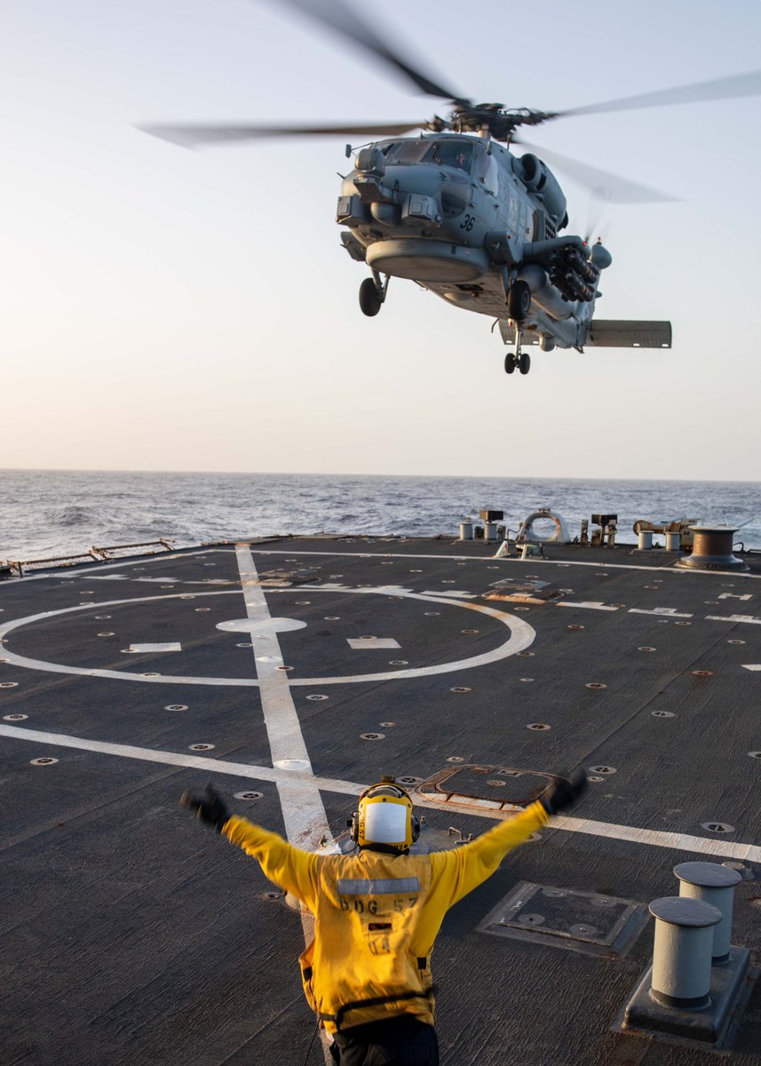 مروحية تابعة للقوات الأميركية مشاركة في عملية حصار الموانئ الإيرانية (سنتكوم)