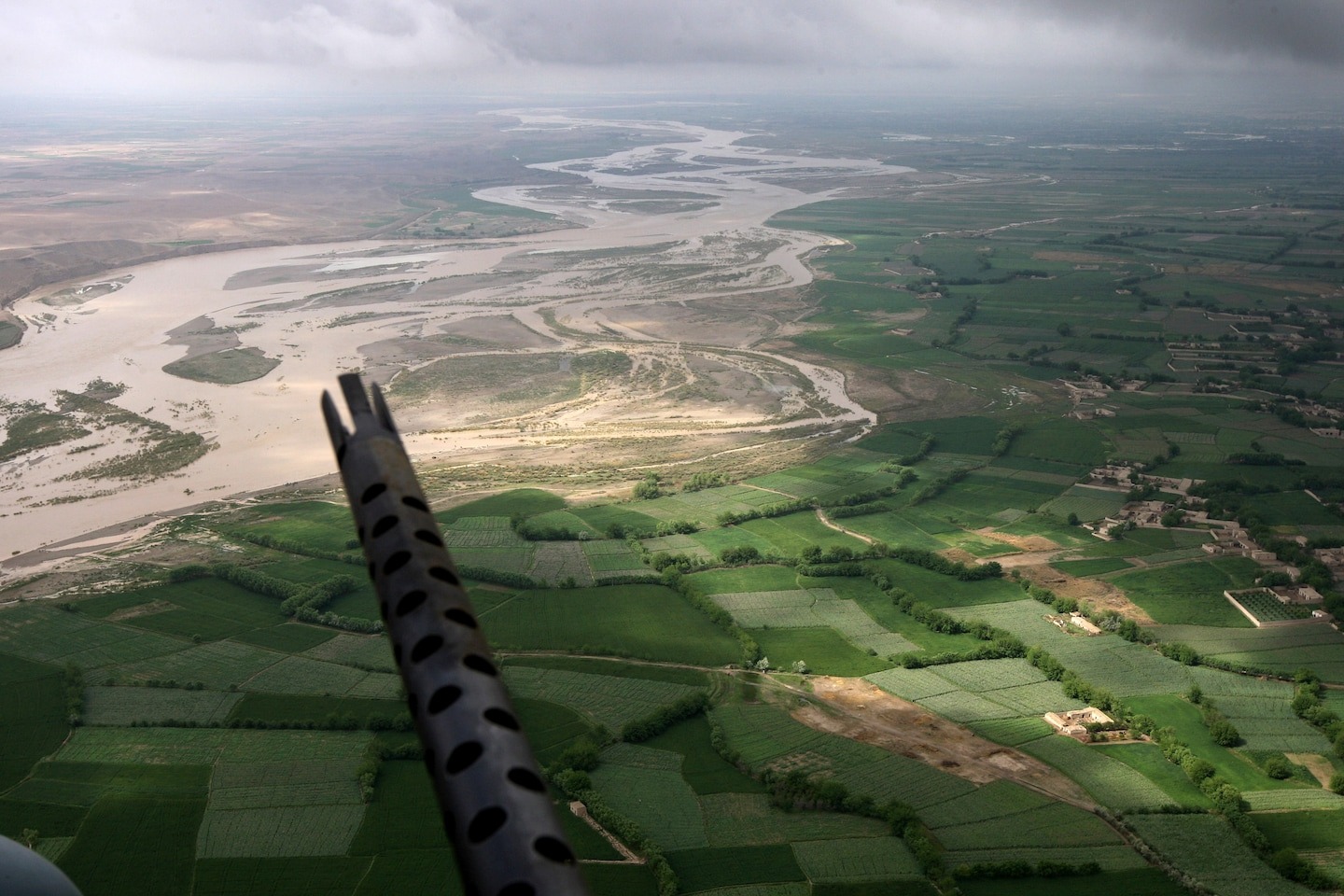 مروحية تابعة لمشاة البحرية الأميركية تحلق فوق حقول الخشخاش في أفغانستان، 2009. (غيتي)