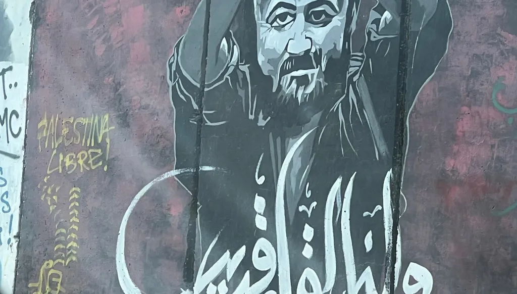 رسم غرافيك للأسير مروان البرغوثي على الجدار الفاصل في مدينة بيت لحم. (النهار)