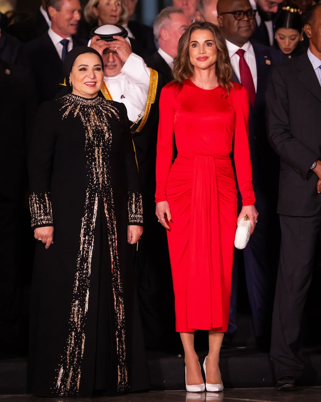 الملكة رانيا تعتمد مناكير احمر في حفل افتتاح المتحف المصري الكبير (انستغرام)