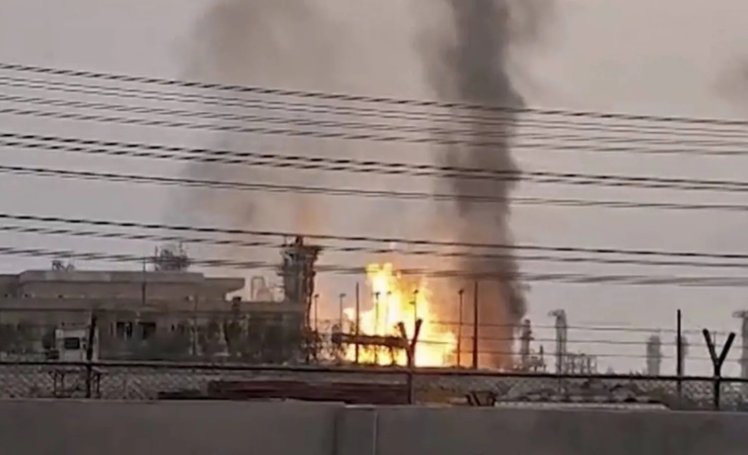 مصفاة في حقل بارس بعد أن استهدفتها غارة إسرائيلية (أسوشيتد برس)