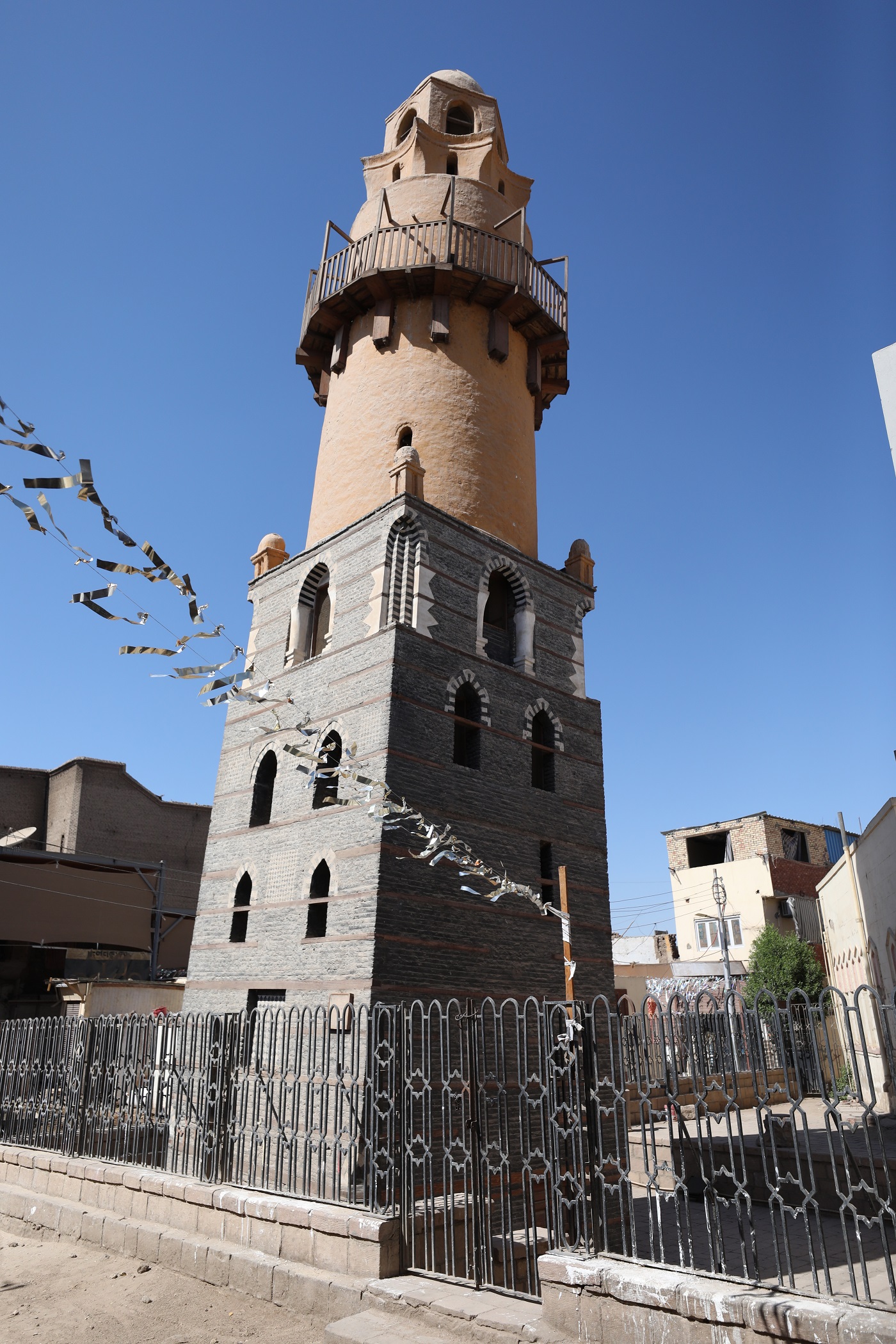 مشروع إحياء مدينة إسنا التاريخية في صعيد مصر.