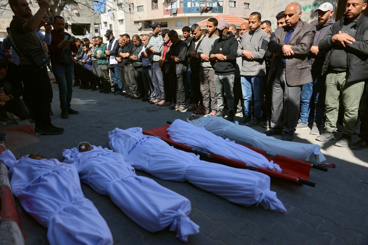 مشيِّعون يصلون على جثامين فلسطينيين في مستشفى الشفاء قُتلوا في غارة إسرائيلية بمدينة غزة في 23 نيسان/أبريل 2026 (أ ف ب)