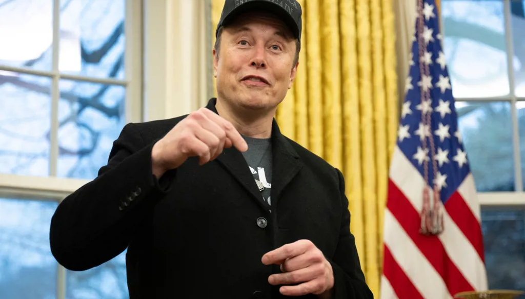 "بلومبرغ": وزارة إيلون ماسك تستغني عن موظفي إدارة تكنولوجيا المعلومات