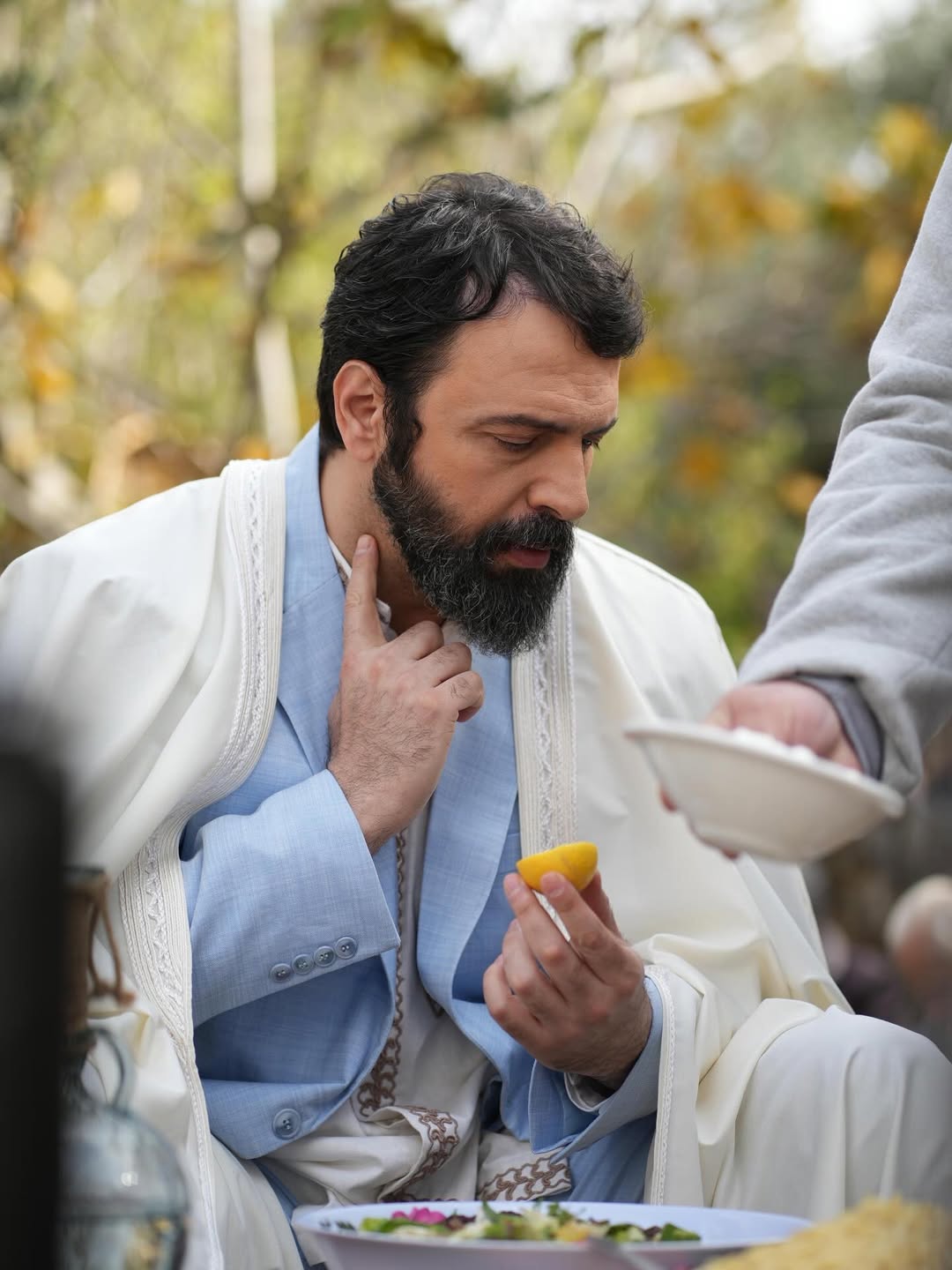 تيم حسن بالعباءة الرمضانية في مولانا  (انستغرام)