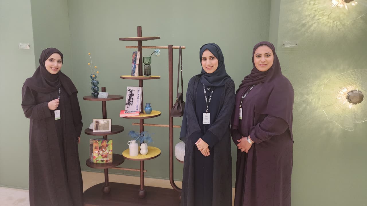 مصممات إماراتيات يقدمن تصميم ”الوصل”. (النهار)