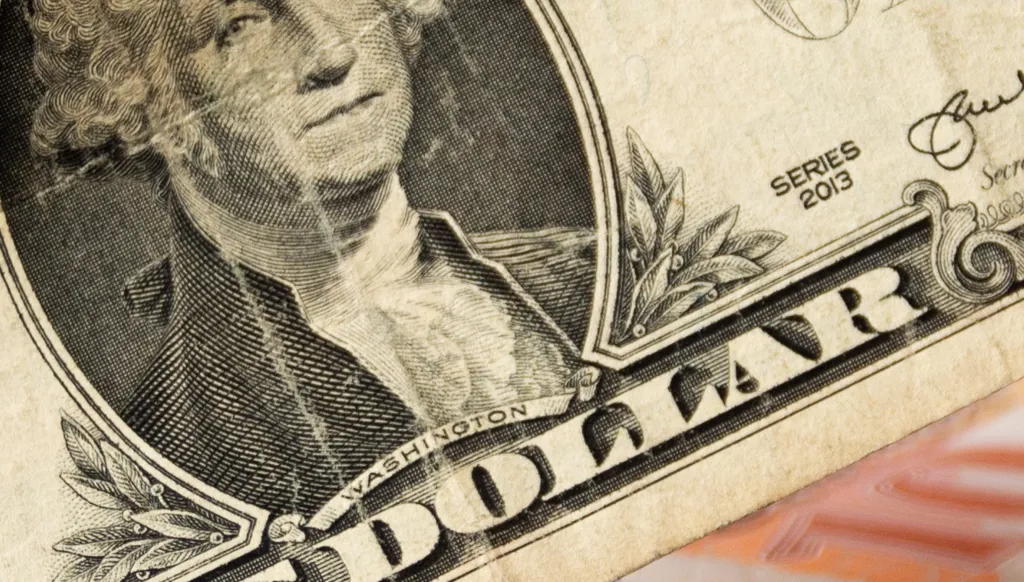 سعر الدولار في مصر بين شقي رحى الأموال الساخنة وطلب المستثمرين.. إليك توقعات المحللين