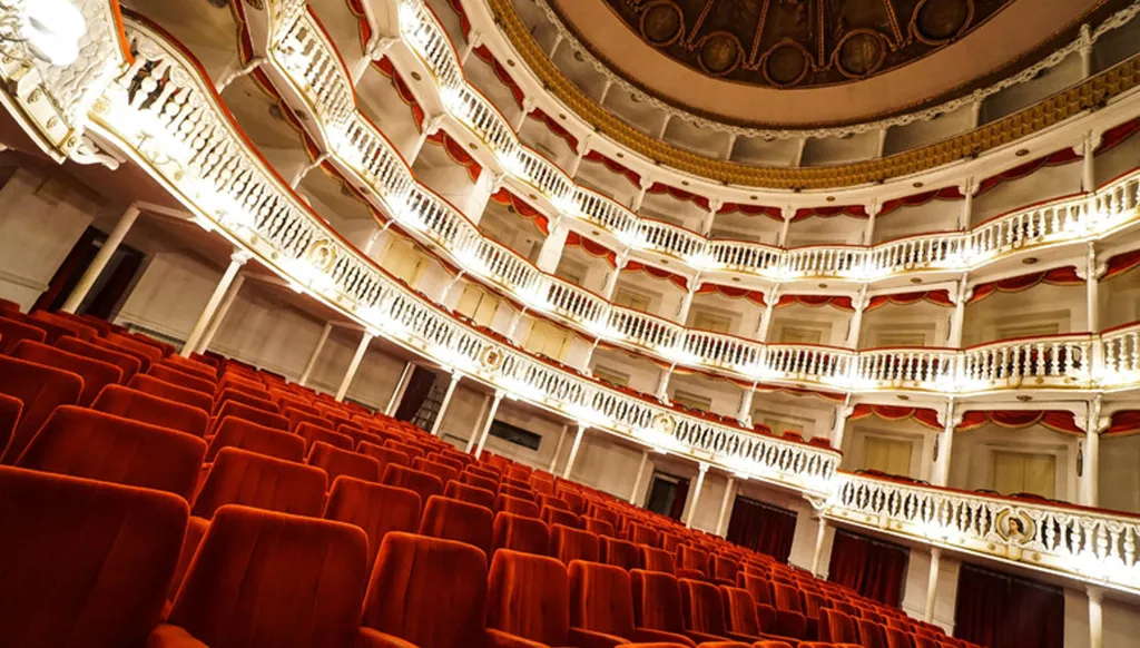 حريق يُدمر مسرحاً تاريخياً في نابولي (فيديو وصور)