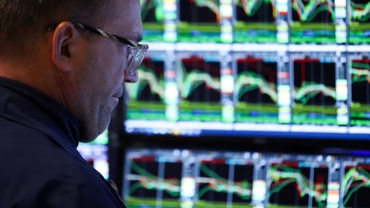 مستثمر يراقب أسهم شركات التكنولوجيا. (فرانس برس)