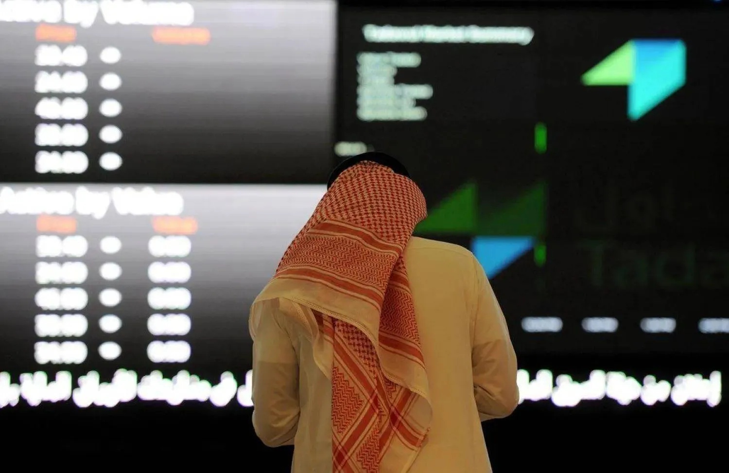 مستثمر يتابع شاشات التداول في السوق السعودية (أ.ف.ب)