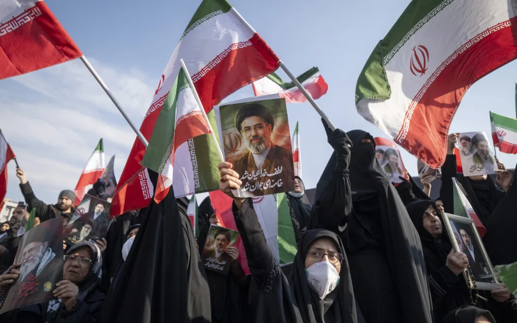 مسيرةٌ لإعلان الولاء لمجتبى خامنئي طهران (أ ف ب)