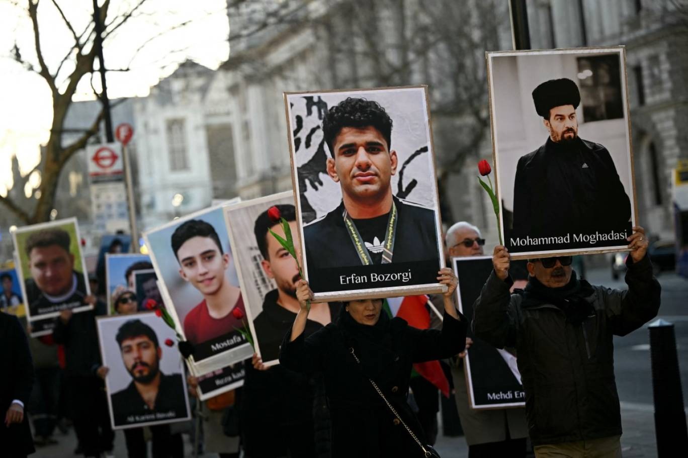 مسيرة نظمتها جمعية النساء الأنجلو- إيرانيات تضامناً مع المحتجين الايرانيين وسط لندن، 14 يناير 2026 (أ ف ب)