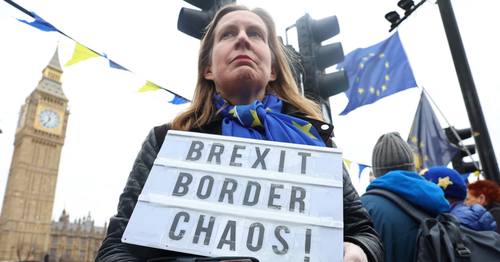 متظاهرة مناهضة لخروج بريطانيا من الاتحاد الأوروبي تحتج بالقرب من مبنى البرلمان في لندن في 31 كانون الثاني/يناير 2024 (رويترز)