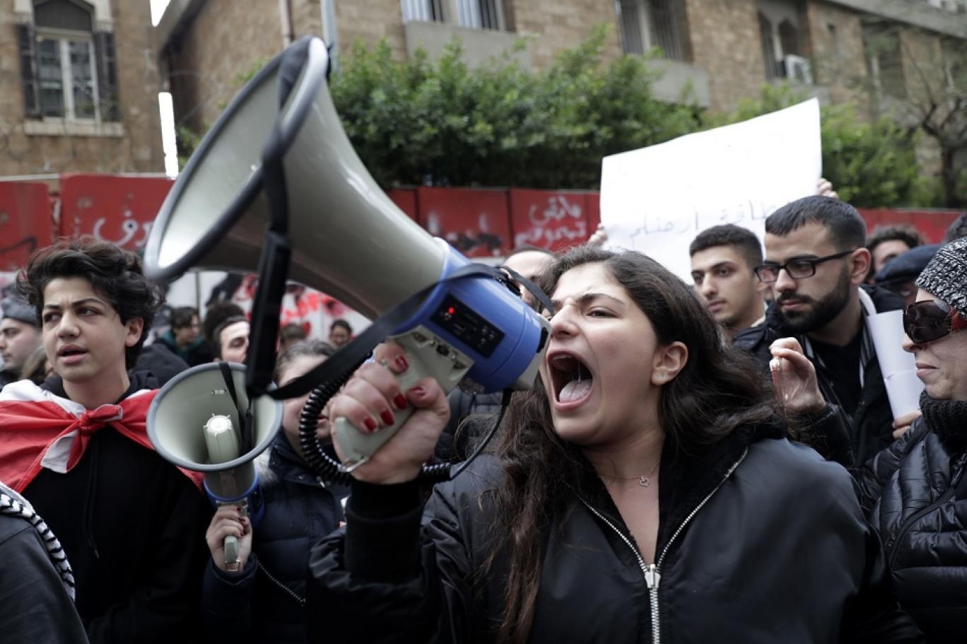 متظاهرة تهتف ضد القطاع المصرفي في لبنان خلال تظاهرة أمام المصرف المركزي، بيروت، 30 ديسمبر 2019 (أ. ف. ب.)