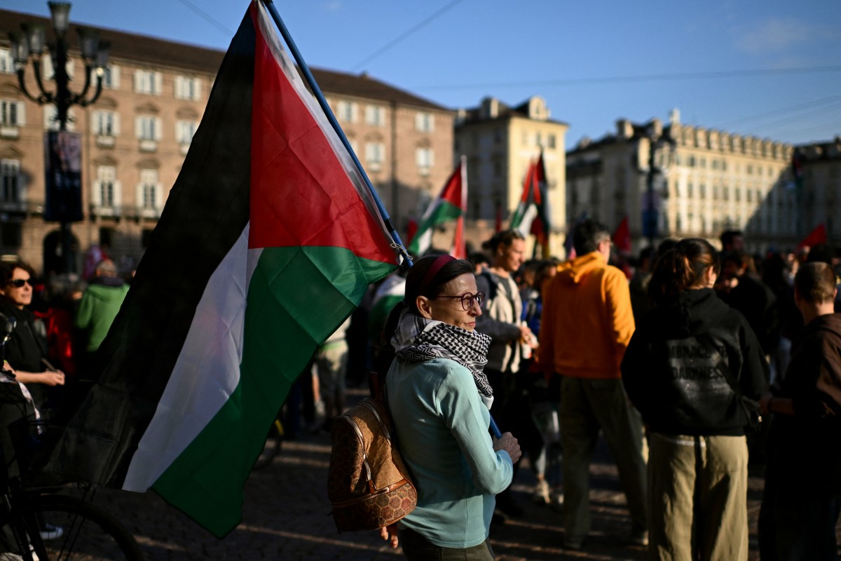 متظاهرون إيطاليون يحملون أعلاماً فلسطينية خلال مظاهرة للتنديد باعتراض الجيش الإسرائيلي لأسطول الصمود العالمي، في تورينو في 30 نيسان/أبريل 2026 (أ ف ب)
