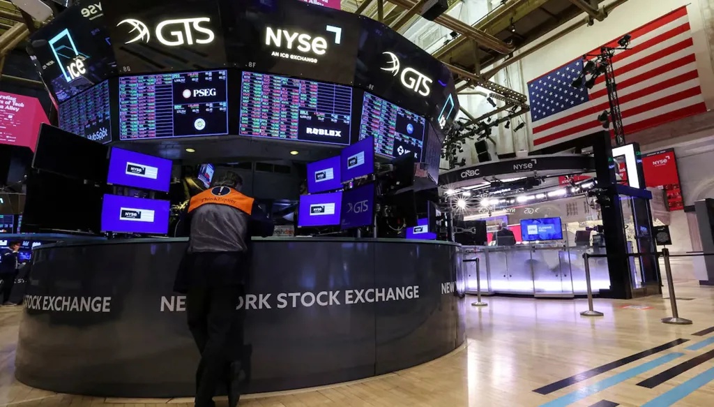 متداولون على أرضية بورصة نيويورك (NYSE) (رويترز)