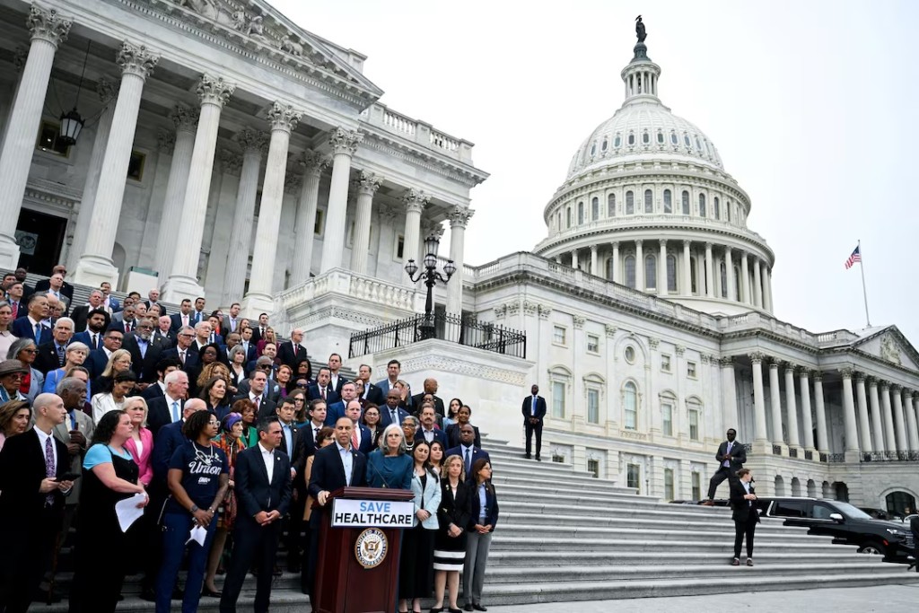 مؤتمر صحفي على درج مبنى الكابيتول في أيلول/سبتمبر 2025 (رويترز)