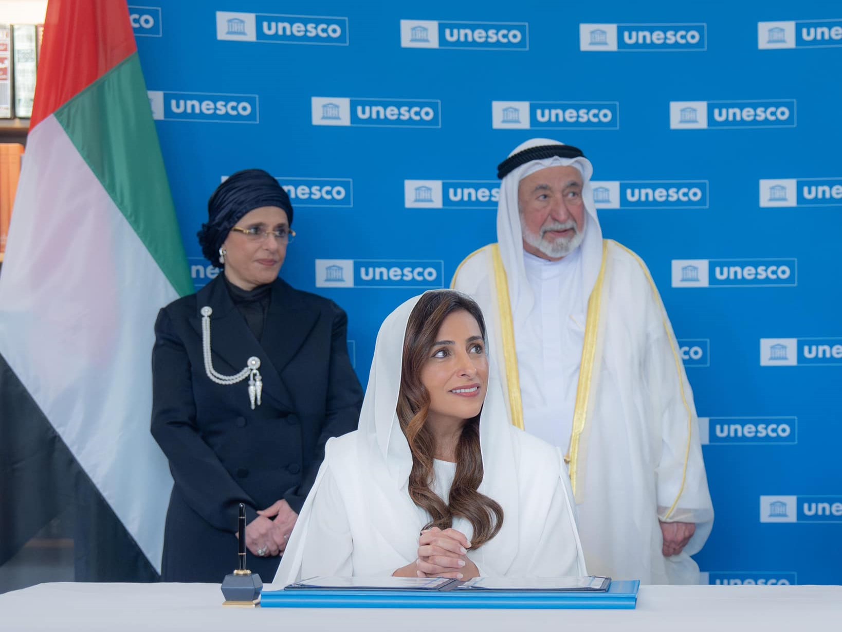 متوسطة سمو الحاكم وقرينته الشيخة جواهر في مقر اليونسكو - باريس. (مكتب الشارقة الإعلامي)