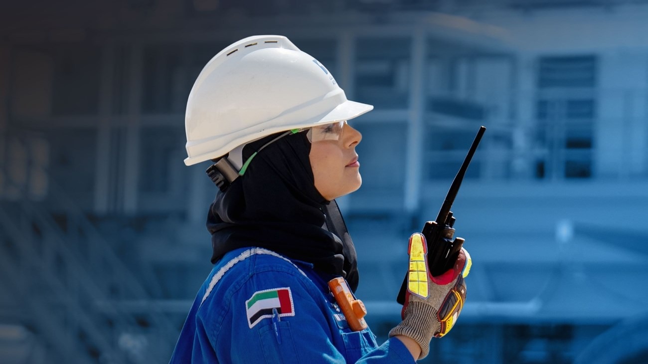 موظفة في أدنوك. (وام)