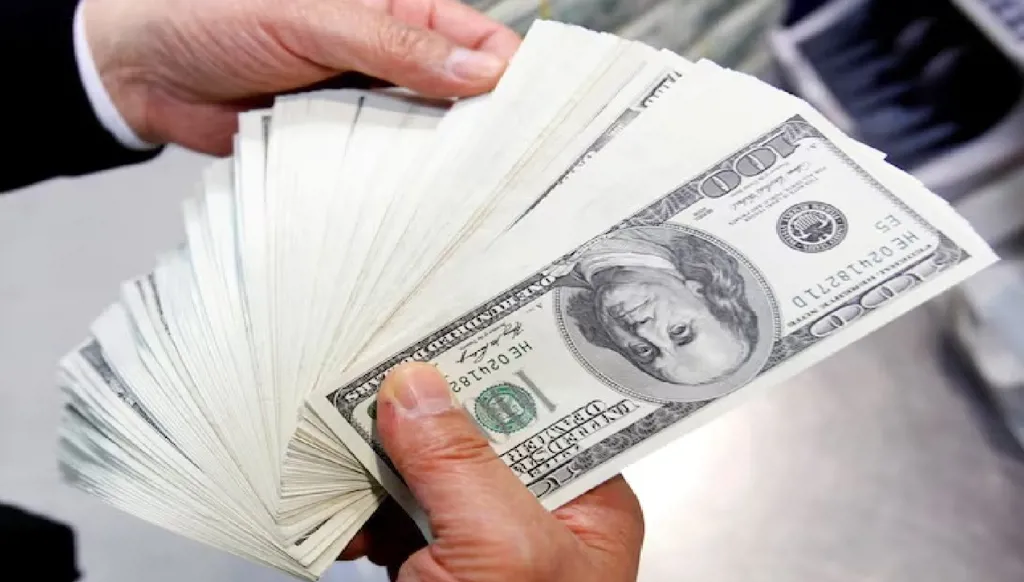 صعود الدولار بدعم من ارتفاع أسعار النفط وتراجع الين