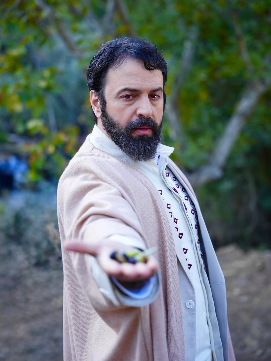 تيم حسن بالعباءة الرمضانية في مولانا  (انستغرام)