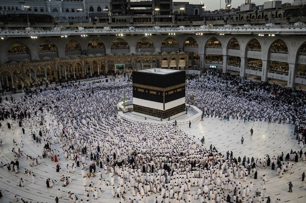 صور تظهر حجاج مسلمون حول الكعبة المشرفة في المسجد الحرام (أ ف ب)