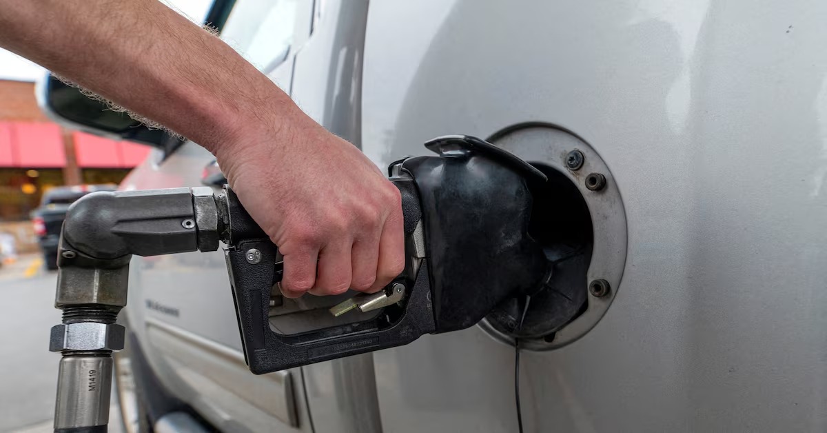 مواطن أميركي يشتري البنزين في محطة وقود في بلينز، بنسلفانيا، الولايات المتحدة (رويترز)