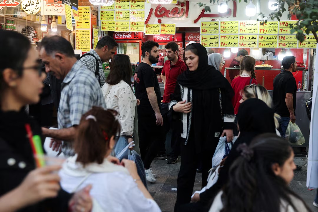 مواطنون إيرانيون يتسوقون في سوق طهران (رويترز - أرشيف)